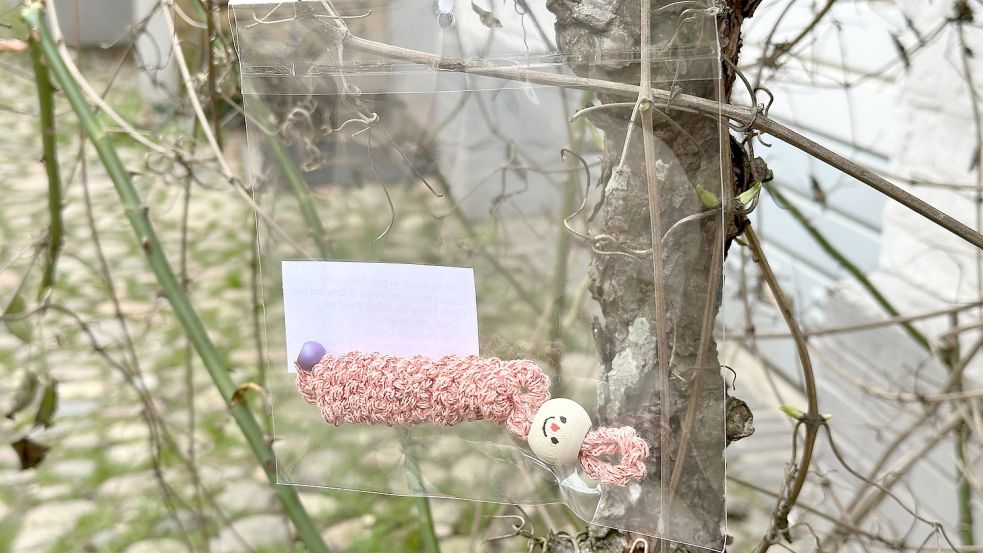 Wer Glück hat, entdeckt irgendwo in Norddeutschland einen „Worry Worm“, der ein Lächeln zaubern soll. Foto: Andreas Olbertz