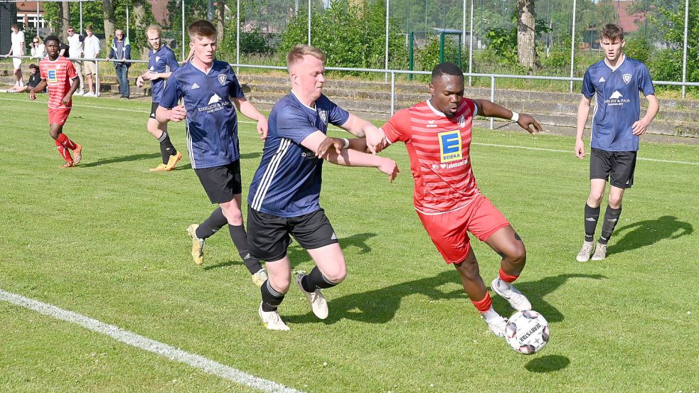 Den direkten Klassenerhalt hat der SV Jheringsfehn in der Bezirksliga verpasst. Das entscheidende Duell gegen die SpVg Aurich (am Ball) ging Samstag 1:5 verloren. Nun kann Jheringsfehn noch über den Umweg Relegation die Klasse halten. Foto: Steenhoff