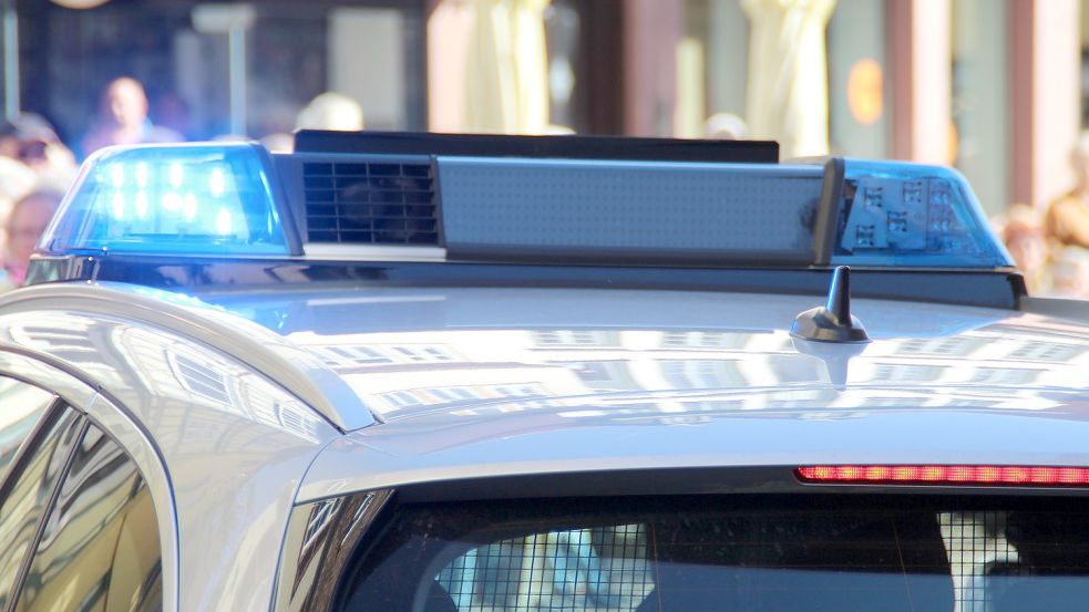 Die Polizei konnte den 38-jährigen Fahrer erst zum Anhalten bewegen, als sie sich vor ihn setzten. Symbolfoto: Pixabay