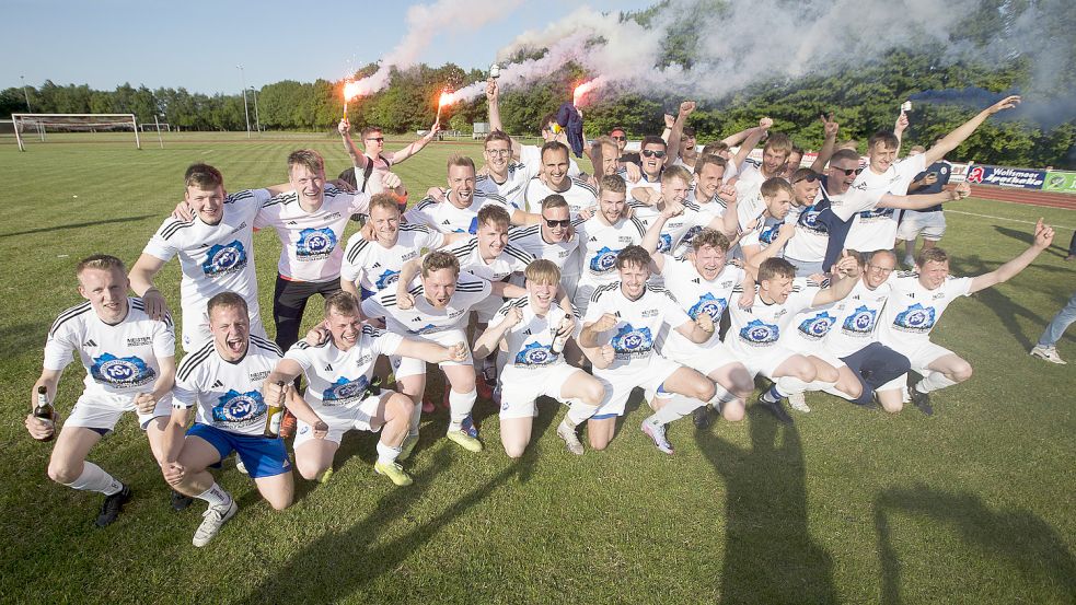 Die Meistermannschaft des TSV Riepe. Sie spielt nächste Saison in der Ostfrieslandliga. Foto: Doden/Emden