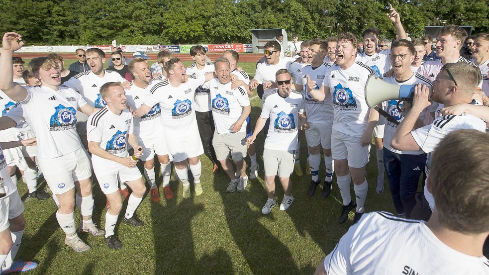 Die Meister-Feierlichkeiten begannen für den TSV direkt nach dem Abpfiff. Foto: Doden/Emden