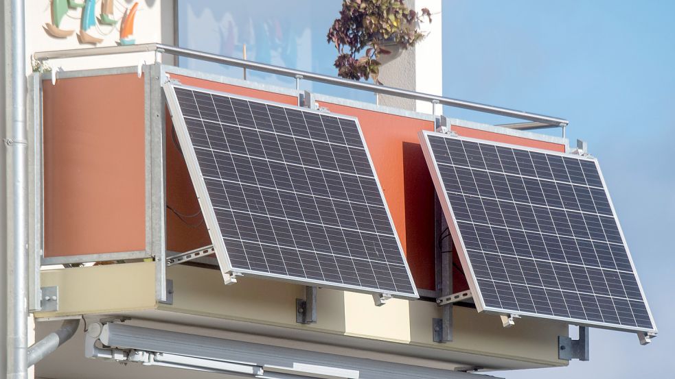 Mit einfachen Solarmodulen kann man am Balkon eigenen Strom erzeugen. Dafür soll es im Landkreis Leer einen Zuschuss geben. Foto: Stefan Sauer/dpa