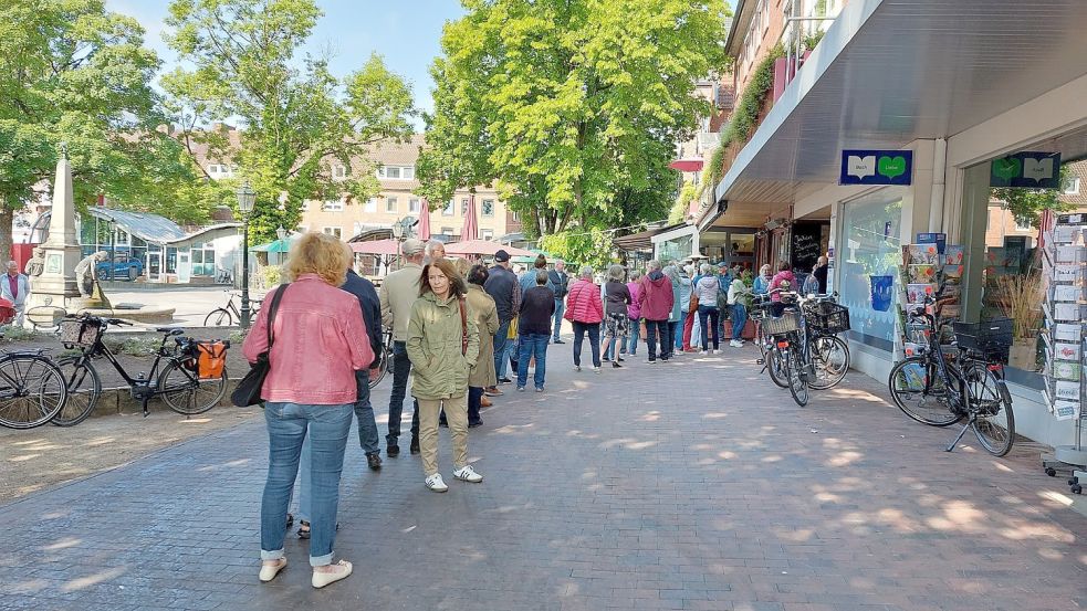 Um kurz vor 10 Uhr am Montag war die Schlange vor dem Filmfest-Counter schon lang. Die erste Käuferin stand um 8 Uhr vor der Tür. Foto: Hanssen