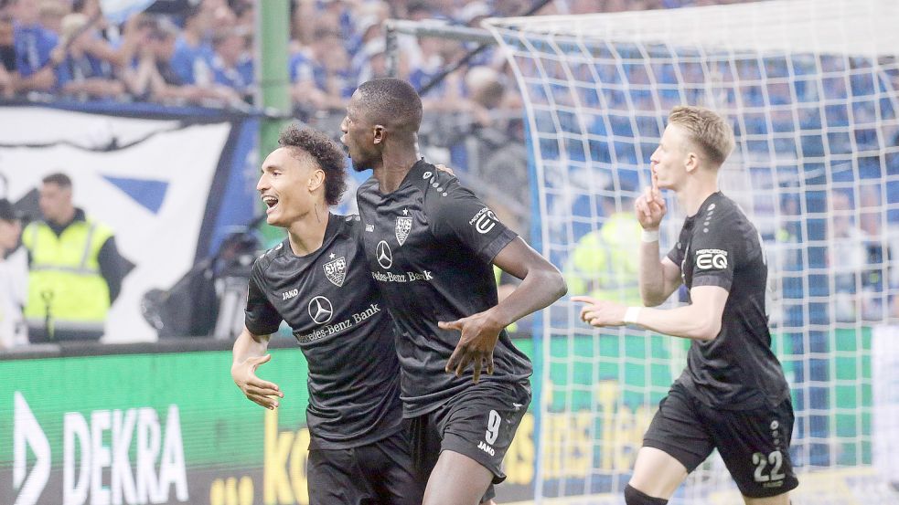 Stuttgarter Jubel im Volksparkstadion: Doppelpacker Enzo Millot (li.) mit Serhou Guirassy und Chris Führich. Foto: Imago/Pressefoto Baumann