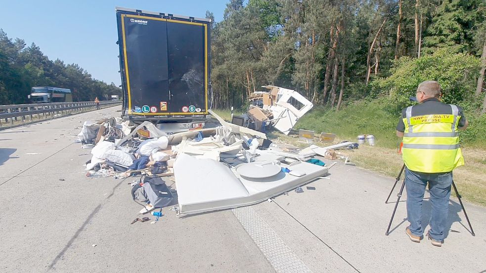 Auf der A1 bei Wildeshausen-West hat sich am Montag ein tödlicher Unfall ereignet. Ein Wohnmobil wurde völlig zerstört Foto: Nonstopnews