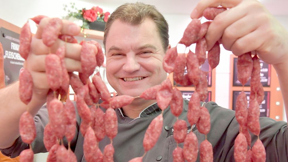 Braucht viel Energie, um seine Wurst herzustellen: Fleischermeister Markus Leggedör aus Weener. Foto: Ortgies/Archiv