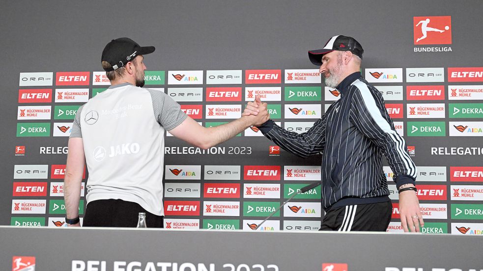 Keine Freunde, aber Respekt voreinander: HSV-Trainer Tim Walter (r.) und sein VfB-Kollege Sebastian Hoeneß nach den beiden Spielen in der Relegation, aus denen die Stuttgarter als Sieger hervorgingen. Foto: imago/Sportfoto Rudel