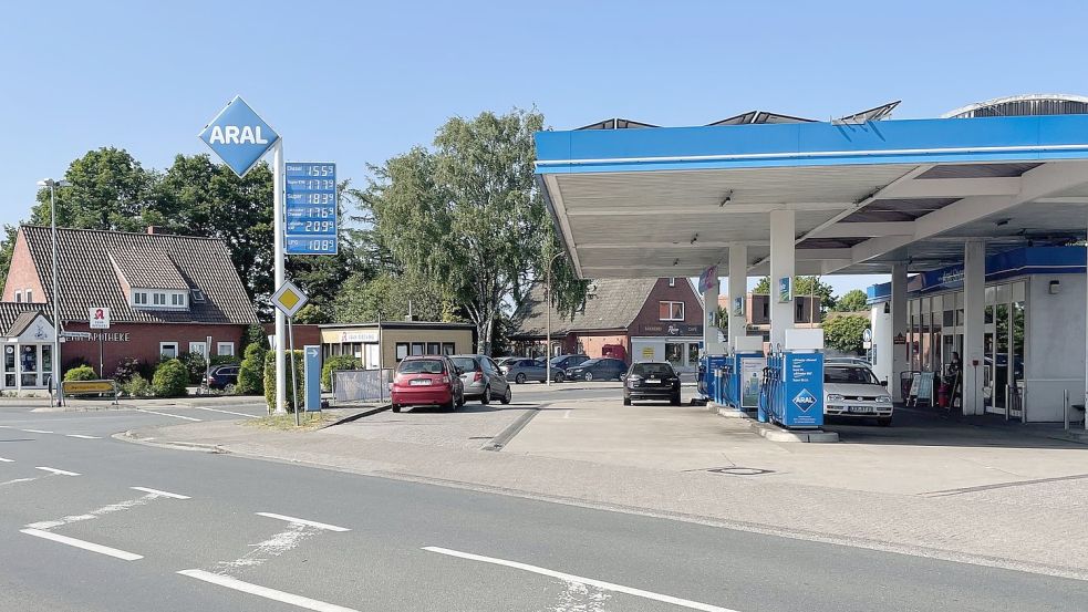 Die Aral-Tankstelle in Warsingsfehn ist am Montagmorgen Ziel eines Räubers gewesen. Foto: Nording