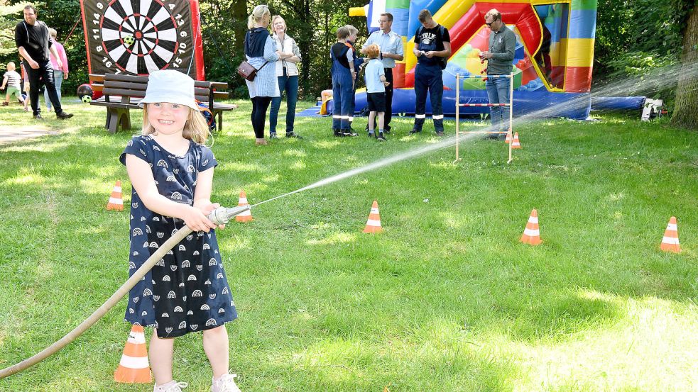 Die Kinder durften die Wasserspritze der Feuerwehr ausprobieren – und hatten ihren Spaß. Foto: Stromann