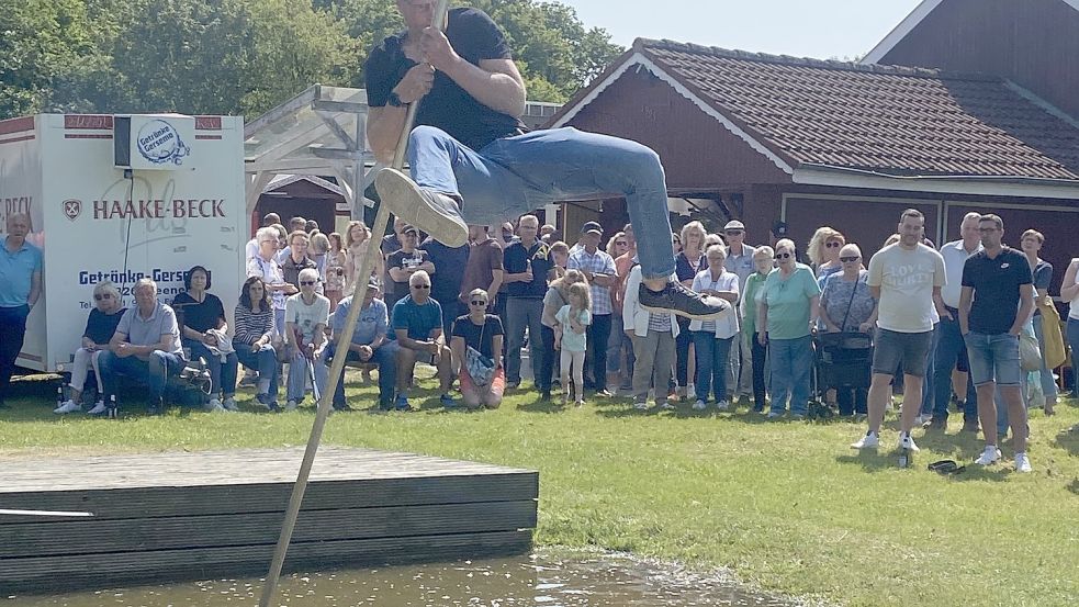 Gewagte Sprünge waren beim Pullstockbringen zu beobachten. Foto: Buntjer