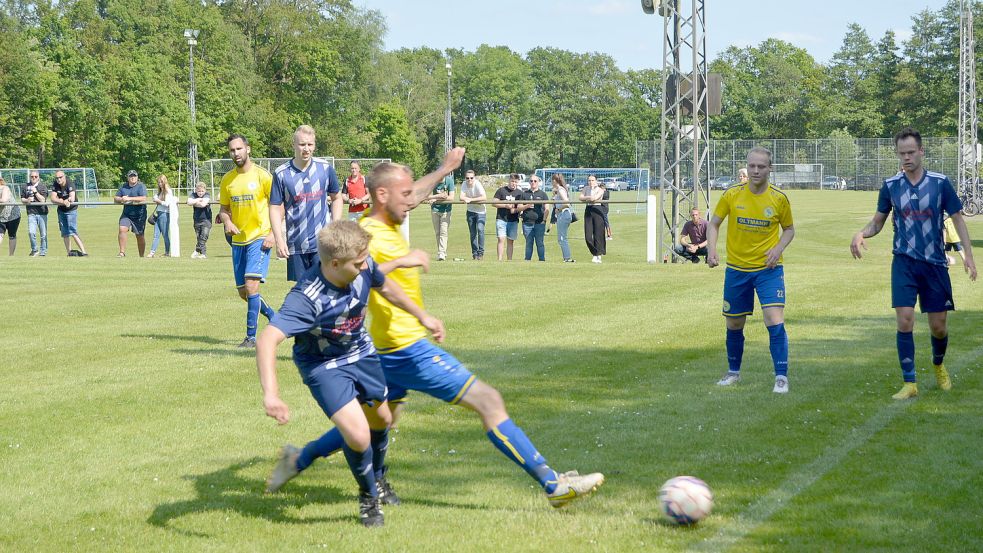 Folgt der SC Rhauderfehn-Langholt (gelbes Trikot) Fresena Ihren (links) in die B-Klasse oder gelingt über die Relegation noch der Klassenerhalt? Foto: Weers