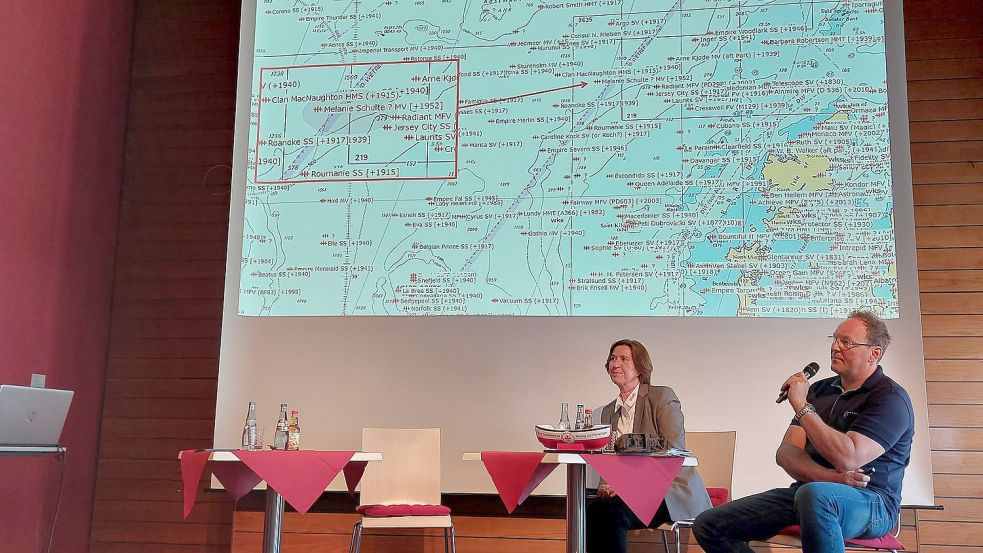 Die Karte, die hinter Hobby-Unterwasser-Archäologe Holger Buss und Antke Reemts von der Deutschen Gesellschaft zur Rettung Schiffbrüchiger (DGzRS) geworfen wurde, zeigt zahlreiche Wracks rund um den Ort des letzten Funkspruchs der "Melanie Schulte". Das Wrack des Emder Frachters wird dort an einer Stelle vermutet. Foto: Hanssen