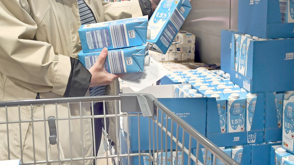 Einkauf in einem Supermarkt oder Discounter: Milchprodukte werden günstiger. Foto: imago-images/Martin Wagner