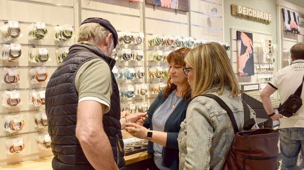 Bei Deichbrise in Norden gibt es maritimen Schmuck. Besonders beliebt sind hier Armbänder mit mehreren Strängen. Verkäuferin Sabrina Seidel (Mitte) berät ihre Kunden vor Ort. Foto: Hoppe