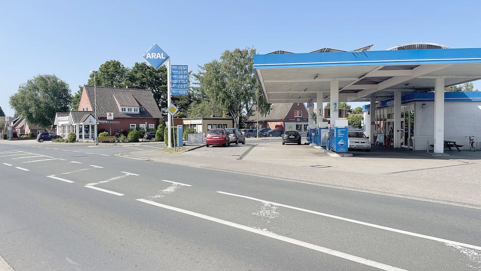 Die Aral-Tankstelle in Warsingsfehn ist am Montagmorgen Ziel eines Räubers gewesen. Foto: Nording/Archiv