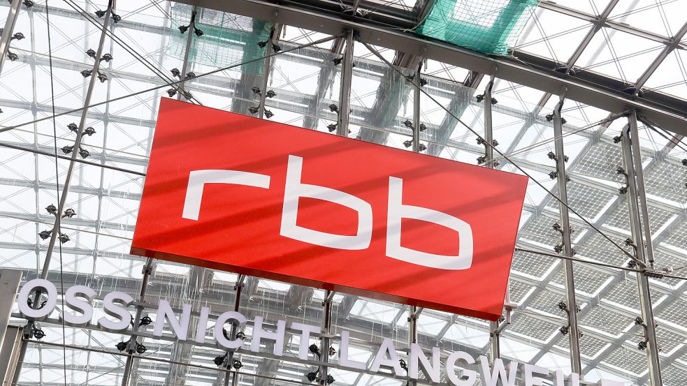 Bloß nicht langweilen: Auch nachdem der RBB dieses Motto verabschiedet hat, hängt es im Berliner Hauptbahnhof. Ist das ein Skandal? Foto: imago images/Rüdiger Wölk