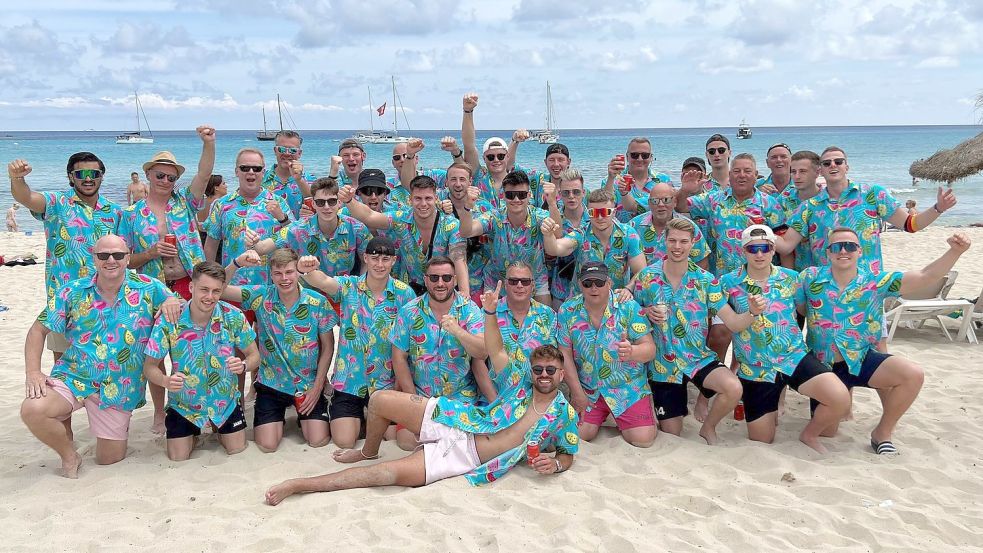 Cooles Outfit, herrliche Kulisse: 36 Pewsumer Fußballer trafen sich am Mittwoch in Cala Ratjada. Foto: privat