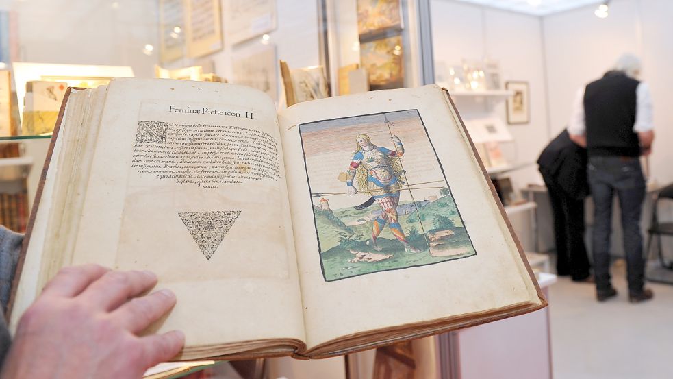 Faszinosum altes Buch: Die Stuttgarter Antiquariatsmesse ist das Schaufenster einer Branche, die kostbare Raritäten handelt. Foto: dpa/Jan-Philipp Strobel