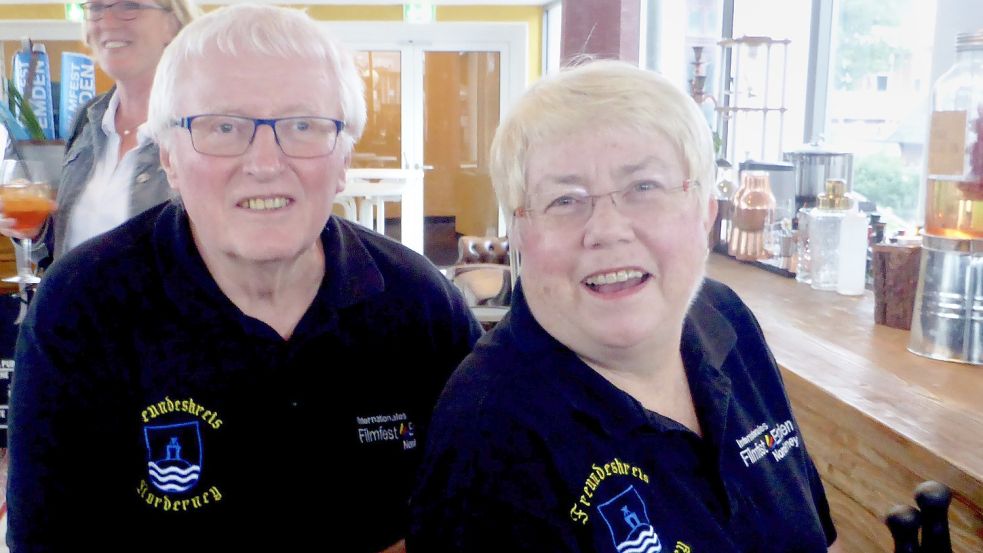 Günther und Ilse Kaput tragen während des Filmfestes das offizielle Shirt des Norderneyer Filmfest-Freundeskreises. Foto: Privat