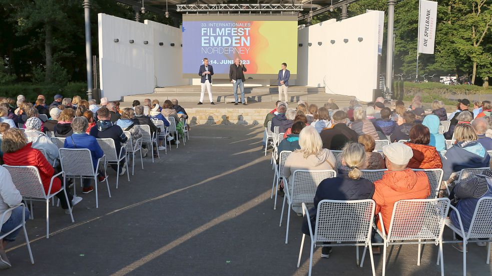 Ein Auftakt nach Maß: Beim Warm-up am Montagabend stimmte die Festivalleitung Insulaner und Gäste an der Konzertmuschel des Norderneyer Kurplatzes auf das Filmfest ein. Foto: Staatsbad Norderney