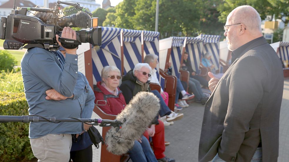 Günther und Ilse (im Strandkorb vorne) verfolgten, wie Festivalleiter Edzard Wagenaar auf Norderney von einem Fernsehteam befragt wird. Selber standen die Eheleute auch vor der Kamera. Foto: Staatsbad Norderney
