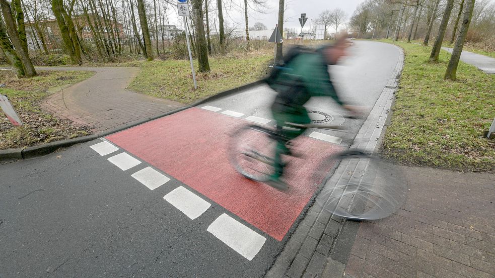 Im Gewerbegebiet Schirum haben Radfahrer auf dem Ostfriesland-Wanderweg Vorfahrt. Foto: Archiv/Ortgies