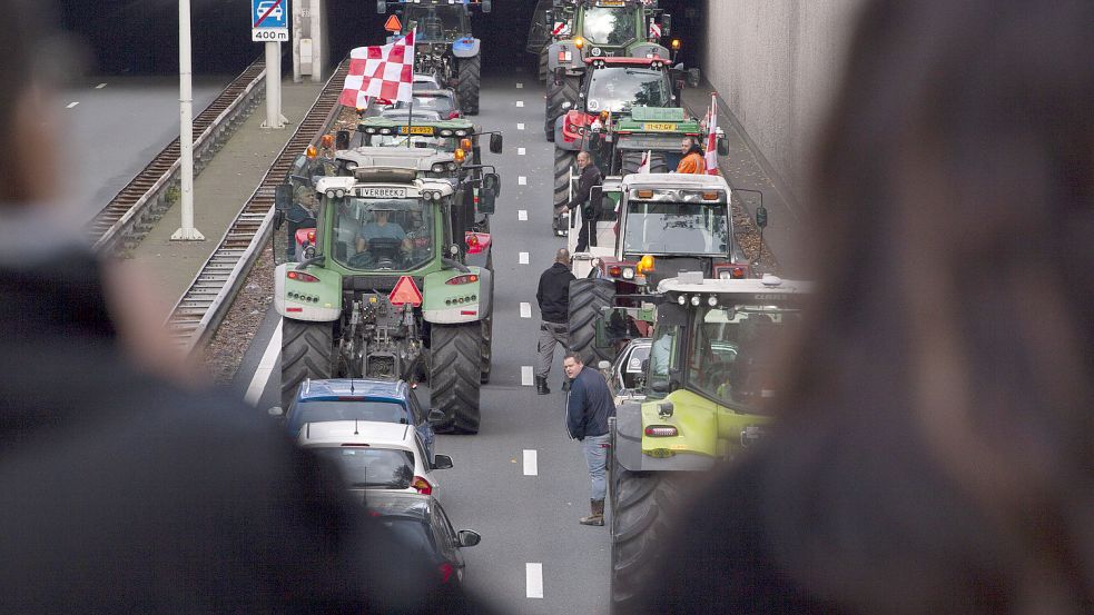 Aus Protest gegen Umweltauflagen blockierten Landwirte im Herbst 2019 in den Niederlanden mit Traktoren wichtige Straßen, wie hier in Den Haag. Aus dieser Bewegung entstand die Partei BBB. Foto: Dejong/DPA