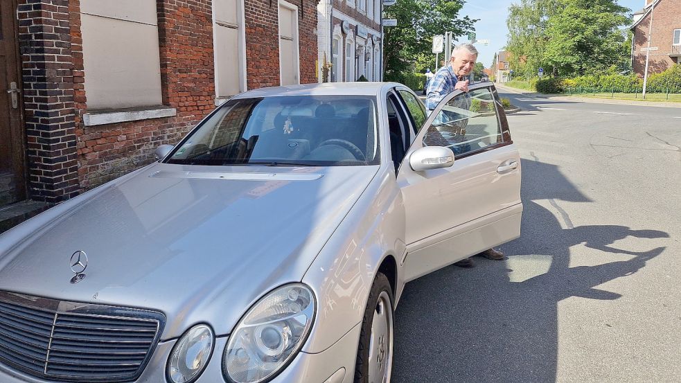 Auf dieser Straßenseite gegenüber der Eingangstür der Familie Obermann darf Harald Obermann sein Auto zwar abstellen. Das sorgt aber für Busfahrer für Rangierprobleme. Foto: Gettkowski