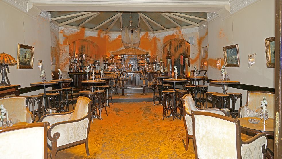 Die orange beschmierte Bar im Luxushotel „Miramar“. Foto: Georg Supanz