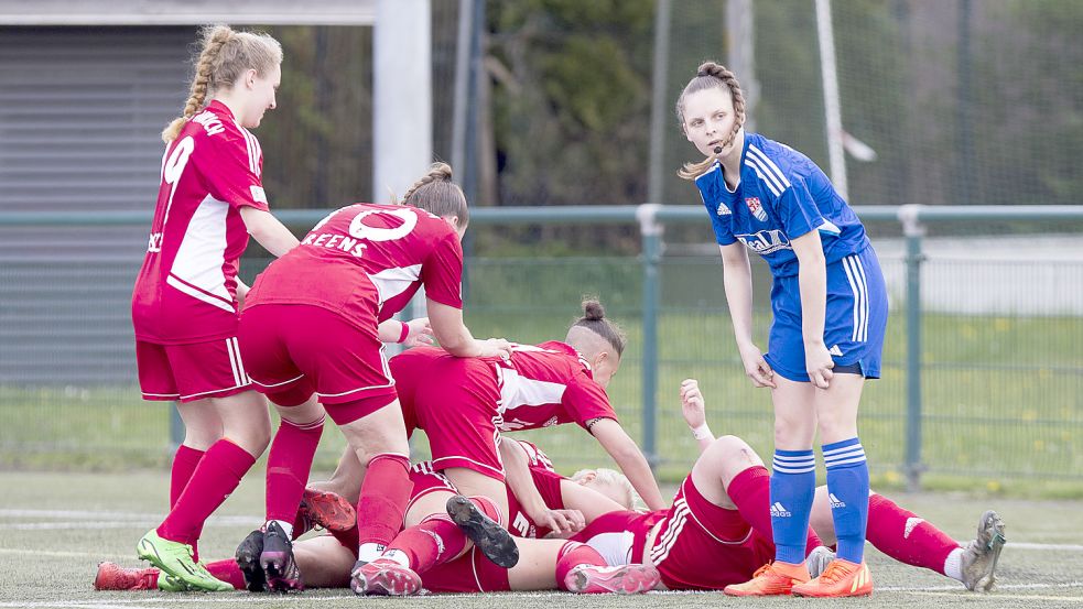 So jubeln wie hier beim 3:1-Derbysieg gegen den SV TiMoNo vor einigen Wochen wollen die Auricher Frauen am Sonntag auch in Barsinghausen. Doch Gegner Braunschweig geht mit großen Erwartungen in das Spiel. Fotos: Doden, Emden