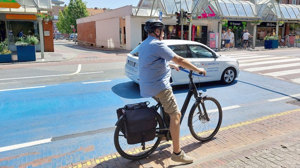 Viele Striche, viele Farben: Wo fährt wer? Die weiße Markierung steht für die derzeit geltende Verkehrsregelung. Radfahrer „dürfen“ jetzt auch vom Agterum kommend in die Osterstraße abbiegen. Die Fahrbahnmarkierung wurde nachträglich entsprechend angepasst. Foto: Hanssen
