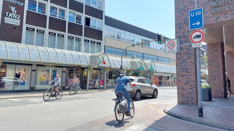 Ein kleines Schild weist beim Einfahren in die Neutorstraße auf die Geschwindigkeitsbegrenzung hin. Foto: Hanssen