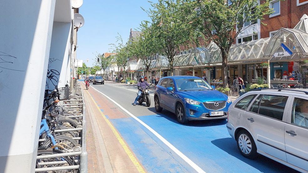 Dass der Autoverkehr einspurig durch die Neutorstraße führt, ist nichts Neues. An der Ampel aber gab es vorher zwei Spuren, jetzt nur noch eine. Das sorgt mitunter für Rückstau bis zum Agterum. Foto: Hanssen