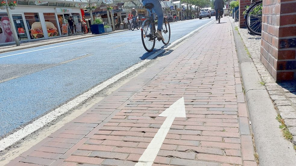 Als die Neutorstraße testweise eine Fahrradstraße war, dürften Radfahrer auf dem blauen Bereich frei fahren. Jetzt zeigt ihnen der weiße Pfeil, wo es lang geht. Ist das für alle deutlich? Foto: Hanssen