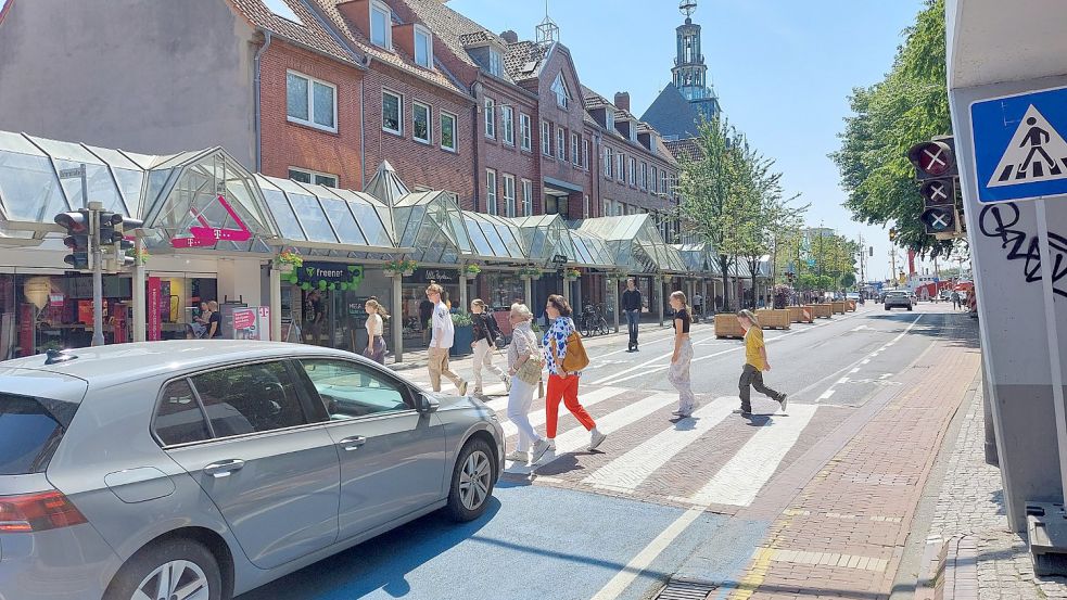 Die Neutorstraße ist jetzt so gestaltet, wie sie auch nach einem Umbau, der Mitte 2026 abgeschlossen sein soll, aussehen könnte. Ganz neu sind die Stadtbäume in Kübeln. Sie haben Platz, weil es nur noch eine gemeinsame Spur für Geradeausfahrer und Abbieger gibt. Foto: Hanssen