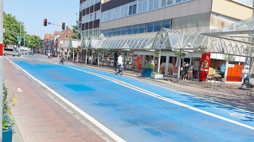 Vom Rathausplatz kommend haben es die Radfahrer gut: Sie fahren auf einem geteerten, zum Teil extrabreiten Radstreifen. Auf der anderen Straßenseite fährt man über Klinker. Foto: Hanssen