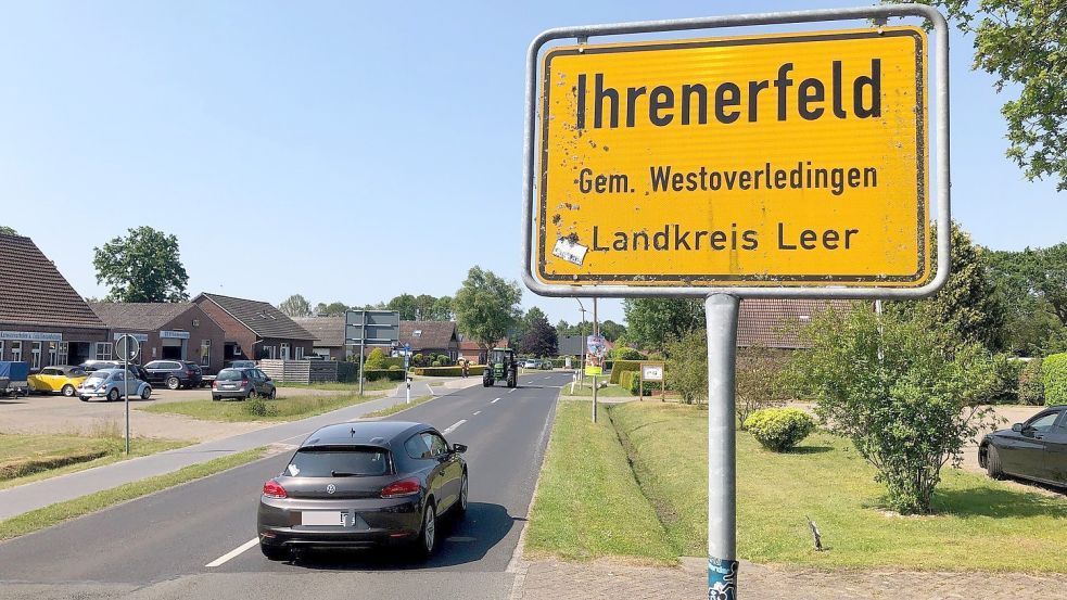 Vom Kreisel Großwolderfeld kommend ist die Ihrener Straße in Richtung Ihrhove nach der Sanierung der Fahrbahn wieder freigegeben worden. Foto: Ammermann
