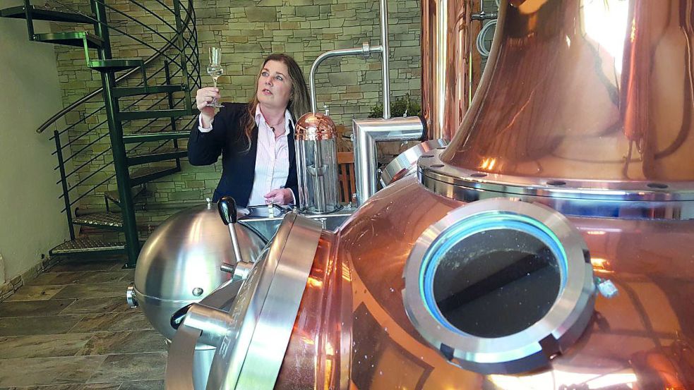 Heidi Brintrup ist Inhaberin und Whisky-Brennerin der Ida-Destille. Das Unternehmen bietet in Rhauderfehn eine Verkostung an. Foto: privat
