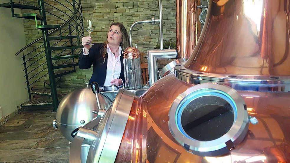 Heidi Brintrup ist Inhaberin und Whisky-Brennerin der Ida-Destille. Das Unternehmen bietet in Rhauderfehn eine Verkostung an. Foto: privat