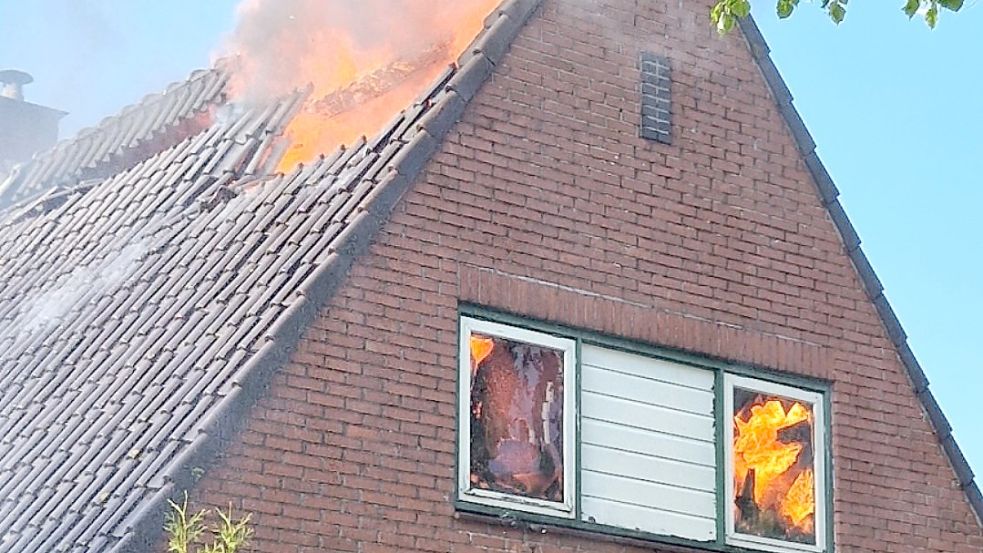 Der Dachstuhl stand in Flammen. Foto: Feuerwehr Bunde