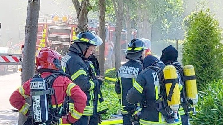 Sowohl deutsche als auch niederländische Einsatzkräfte bekämpften den Brand. Foto: Feuerwehr Bunde