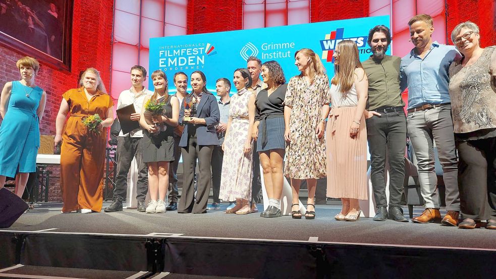 Kimia Eyzad Panah (Sechste von links) gewinnt den Drehbuchpreis mit ihrem Werk „Goldfische im Dunkeln“. Foto: Hanssen