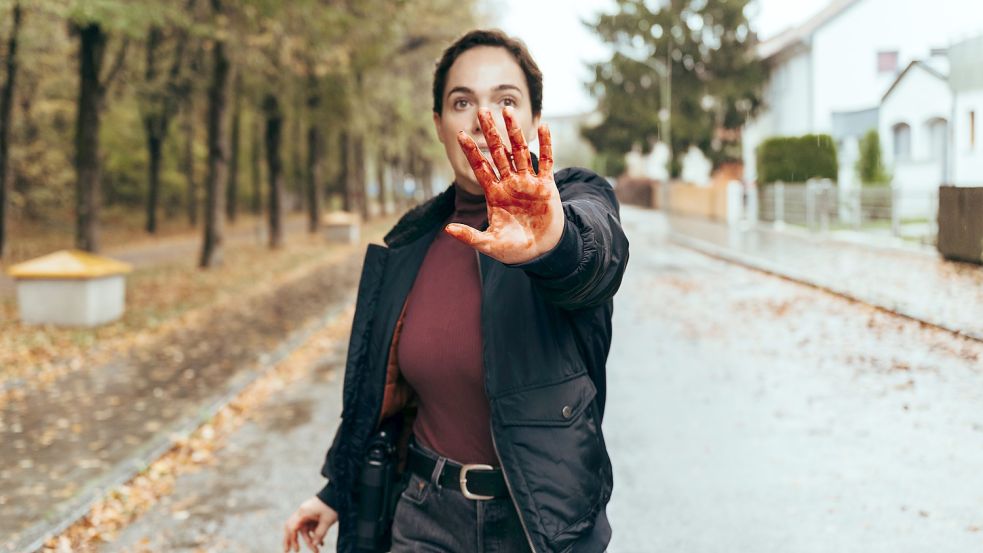 Macht sich die Hände blutig: Mit letzter Kraft stoppt Bessie Eyckhoff einen Autofahrer. Foto: BR/Amalia Film und Dragonbird Films/Sabine Finger