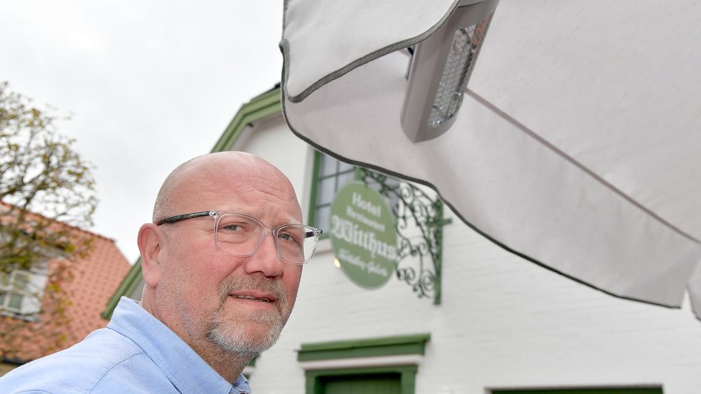 Karsten Eilers, hier ein Archivbild, betreibt zusammen mit seiner Frau seit Jahrzehnten das Witthus und das Hohe Haus in Greetsiel. Nun suchen die Hoteliers einen Käufer für beide Häuser. Foto: Wagenaar