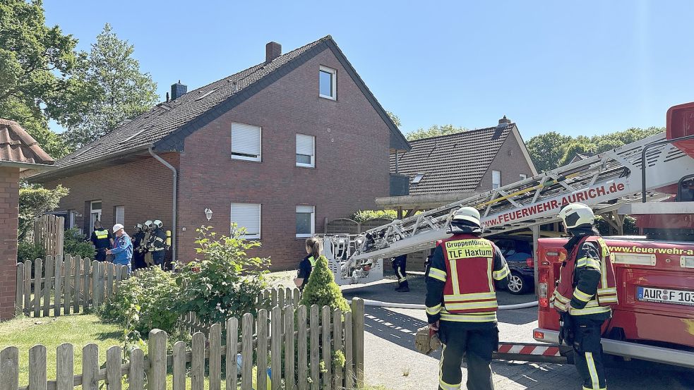 Die Feuerwehr war auch mit einer Drehleiter vor Ort. Foto: Feuerwehr Aurich