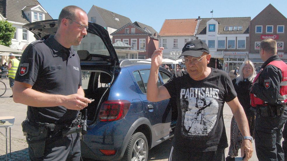 Auch Roger Miller (rechts) hat mit der Polizei einiges zu bereden.