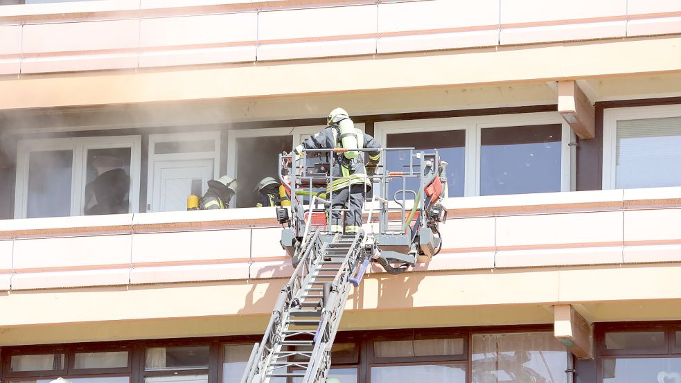Die Feuerwehr setzte eine Drehleiter ein. Das Feuer hatte sich von einem Balkon aus in die dazughörige Wohnung ausgedehnt. Foto: Hock