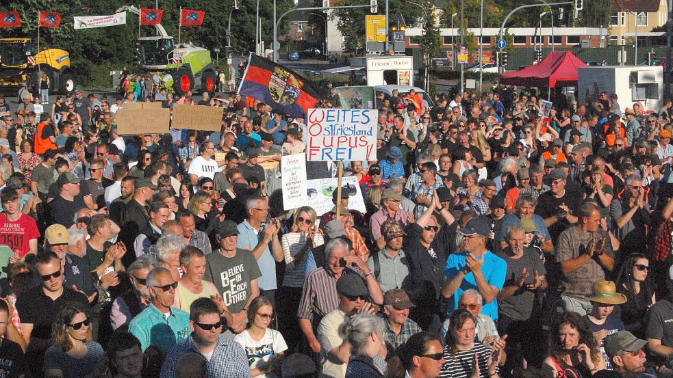Rund 3000 Menschen hatten sich zur Anti-Wolfs-Kundgebung auf dem Karl-Heinrich-Ulrichs-Platz bei der Sparkassen-Arena versammelt. Fotos: Luppen
