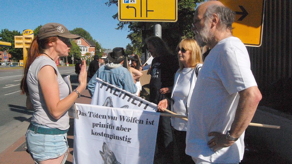 Die „Ostfriesen gegen Tierleid“ hatten zu einer Gegenkundgebung aufgerufen.