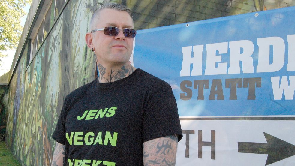 Jens Grunow aus Uplengen hat einen Jagdschein und ist Veganer. Fotos: Luppen